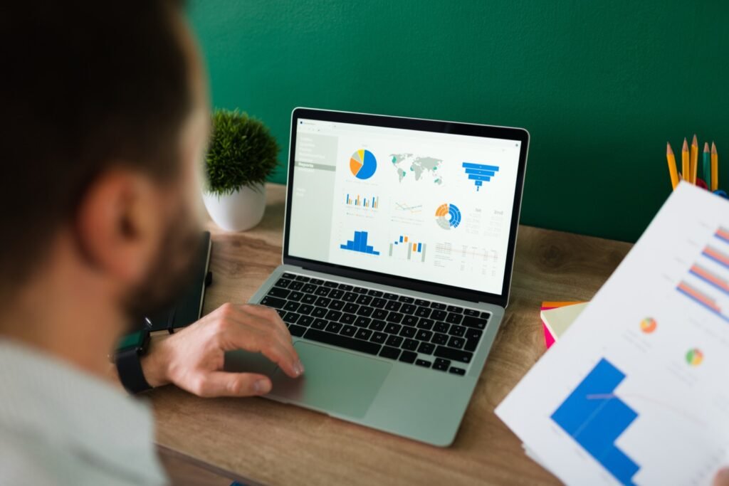 Consultant analysant un rapport d'audit SEO
