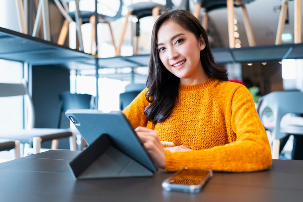 Consultante SEO en échange avec une cliente dans sa boutique