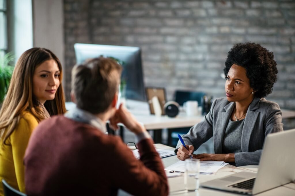 Consultante SEO en rendez-vous avec des clients au bureau