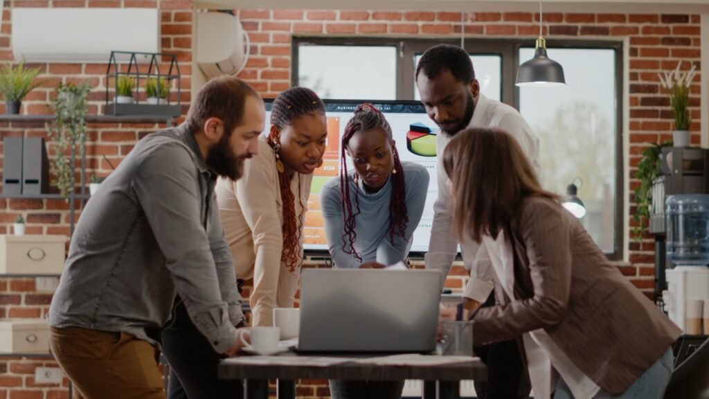 Équipe d'experts SEO travaillant ensemble sur un projet