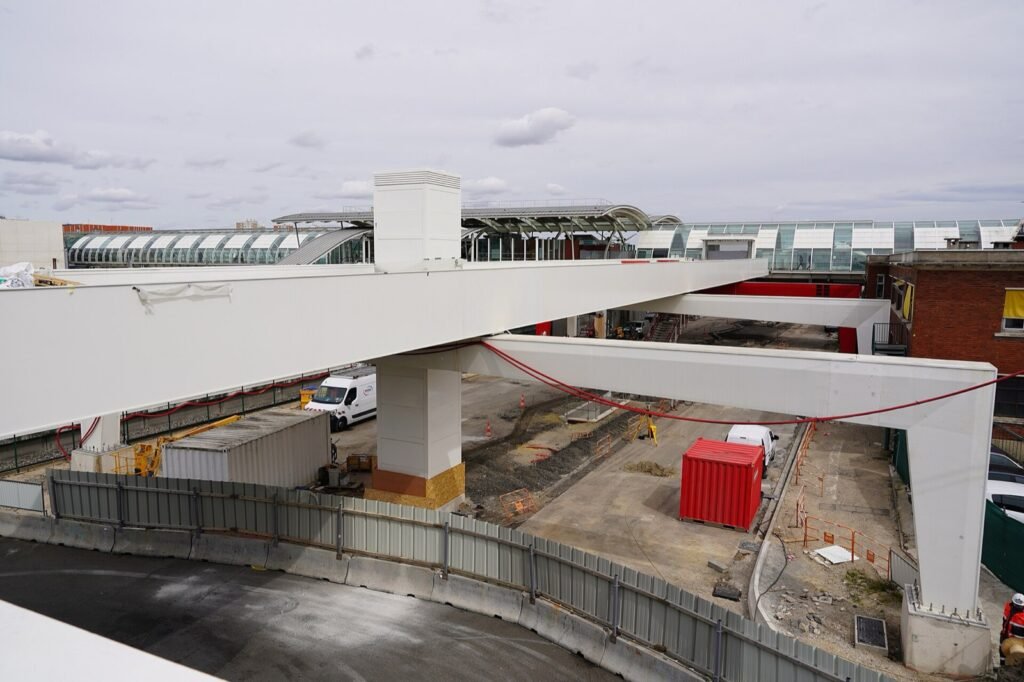 Passerelle au-dessus de la gare routière de Massy-Palaiseau, quartier Atlantis