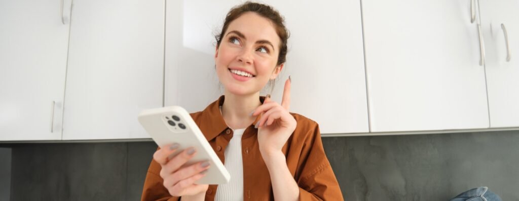 Femme qui pose une question à un assistant IA sur son smartphone