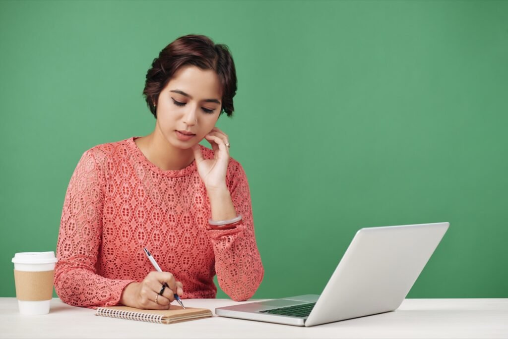 Rédactrice SEO prenant des notes pour un article